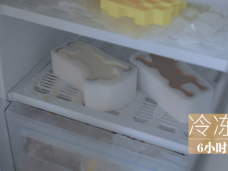 小奶狗慕斯蛋糕「厨娘物语」,放入冰箱冷冻6小时。