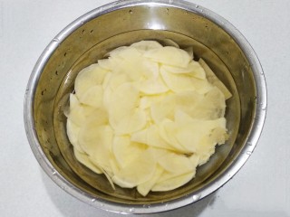 泡椒土豆片（酸辣土豆片）,切好的土豆片泡清水中，防止氧化，同时洗几遍洗去土豆淀粉。