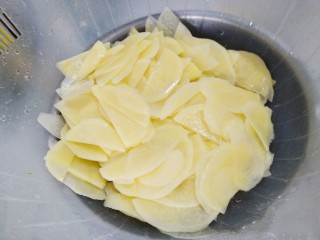 泡椒土豆片（酸辣土豆片）,烧油过程中，土豆片沥水。