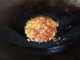 泡椒土豆片（酸辣土豆片）,小火炒香，半分钟的样子。