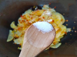 泡椒土豆片（酸辣土豆片）,放少许盐