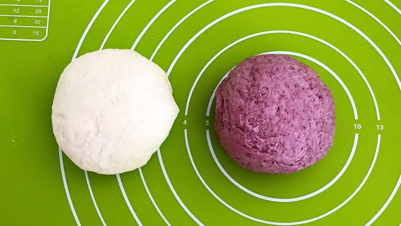 奶香紫薯花卷,一个白面团，一个紫面团