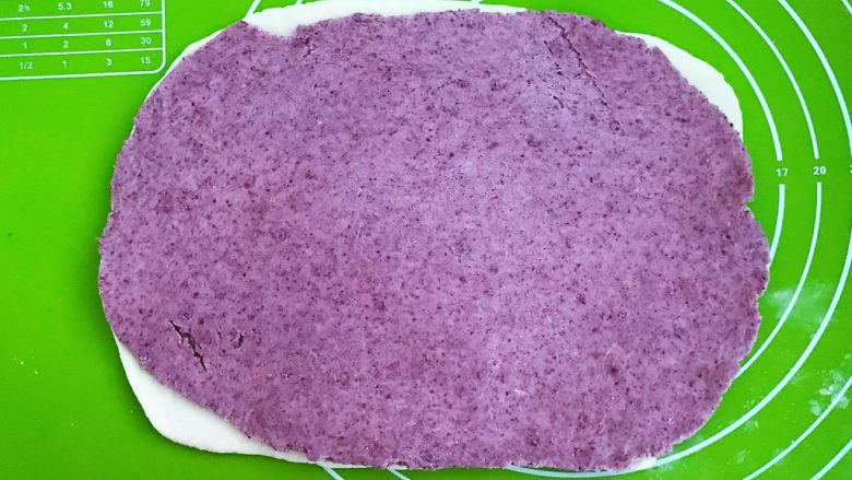 奶香紫薯花卷,把紫面皮放在白面皮上面