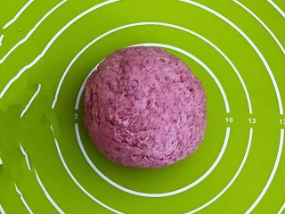 奶香紫薯花卷,揉匀，揉成光滑的面团