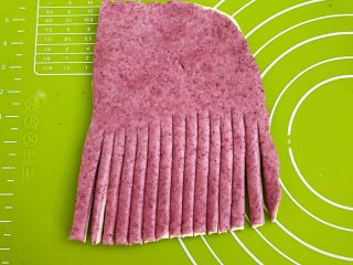 奶香紫薯花卷,在面皮的1/3出切成1㎝宽的长条