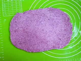 奶香紫薯花卷,再把紫面团也擀成和白面皮大小一样的面皮