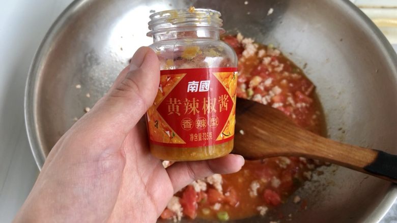 红白莲花开共塘➕肉末番茄炖豆腐,今天阿晨还加入了一小勺黄灯笼辣椒酱，酸辣提味。