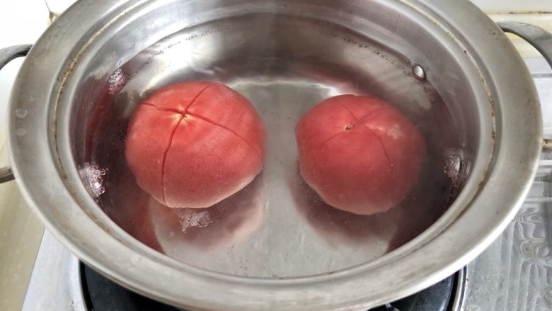 红白莲花开共塘➕肉末番茄炖豆腐,坐锅烧水，水开关火放入番茄烫三四分钟