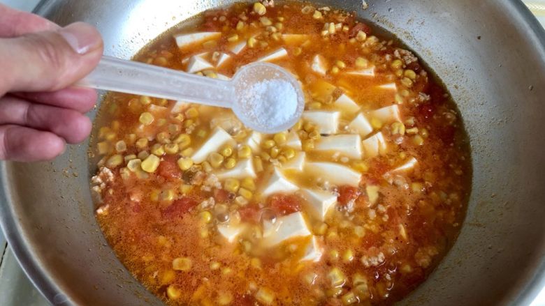 红白莲花开共塘➕肉末番茄炖豆腐,尝下咸淡，根据个人口味添加少许盐调味