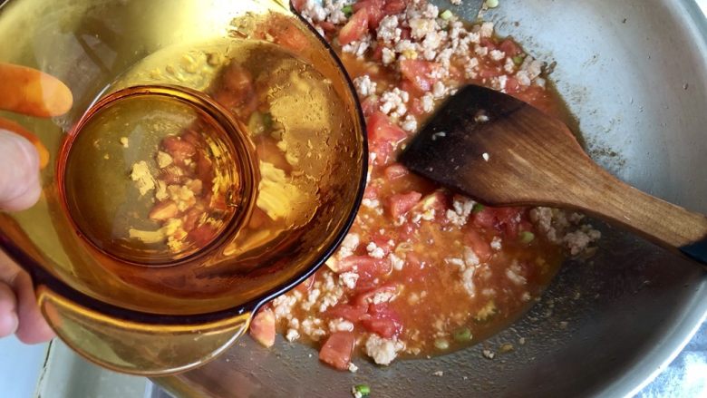 红白莲花开共塘➕肉末番茄炖豆腐,加入半碗清水，没过番茄即可，水不用太多。