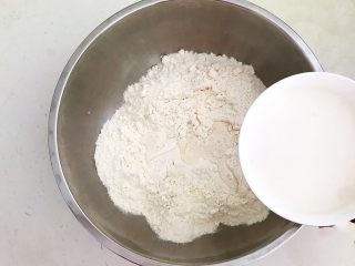奶香紫薯花卷,在面粉中加入牛奶酵母和面