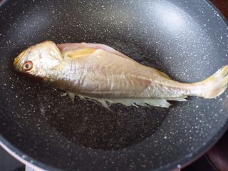 红烧黄花鱼,锅里热油，然后将吹干的鱼放入锅里小火煎香，煎至两面金黄即可