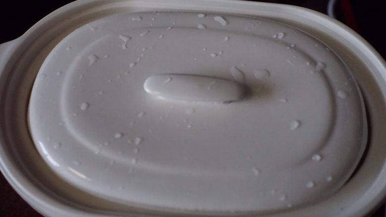 百合莲子鱼胶甜汤,在隔水炖锅里加适量清水，放入炖锅，盖上锅盖