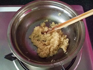 黑芝麻桑葚酥烧饼,制作油酥：将辅料中的食用油加热后，倒入低筋面粉拌匀待凉备用