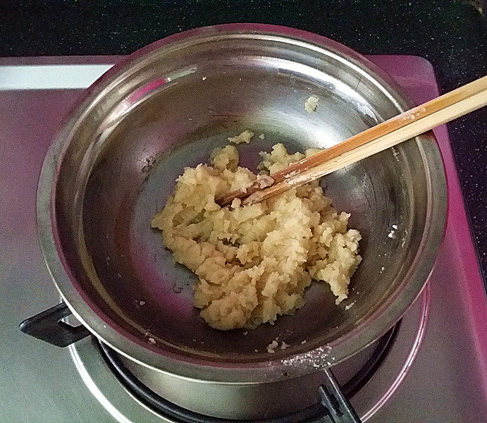 黑芝麻桑葚酥烧饼,制作油酥：将辅料中的食用油加热后，倒入低筋面粉拌匀待凉备用