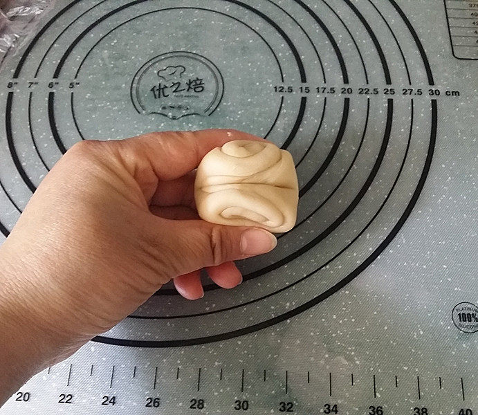 黑芝麻桑葚酥烧饼,取一小卷用筷子从中间压一下，再将两头向中间对捏