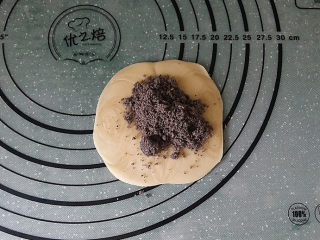 黑芝麻桑葚酥烧饼,用擀面仗擀平放上黑芝麻核桃桑茸馅