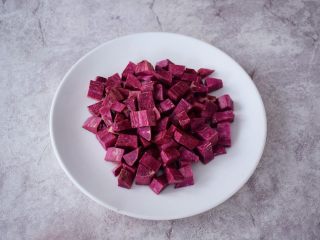 紫薯银耳汤,紫薯洗净切成小块