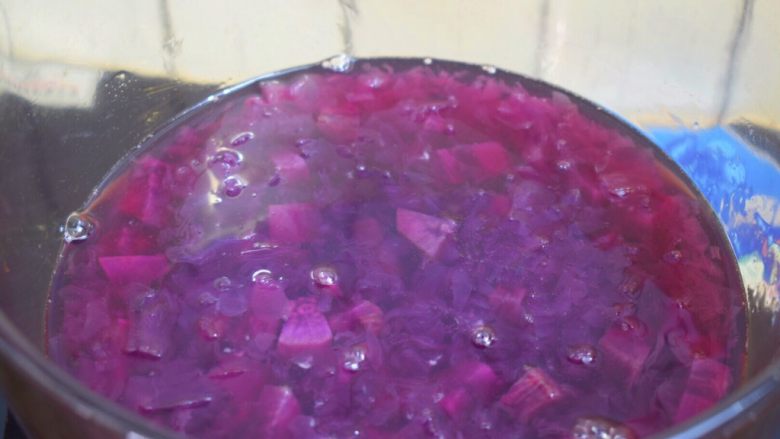 紫薯银耳汤,炖至冰糖融化，紫薯软烂即可