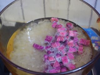 紫薯银耳汤,加入紫薯，继续炖煮20分钟