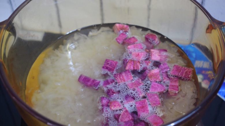 紫薯银耳汤,加入紫薯，继续炖煮20分钟