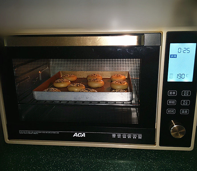 黑芝麻桑葚酥烧饼,送入预热好的烤箱中层：190度、上下火，烤25~30分钟左右
