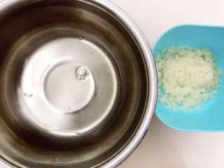 快手马卡龙（无需熬糖版）,蛋清蛋黄分离，先来打蛋白，分三次加入45g细砂糖