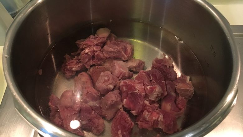 贵妃牛腩（高压锅版）,冷水下肉，煮开后盖起来