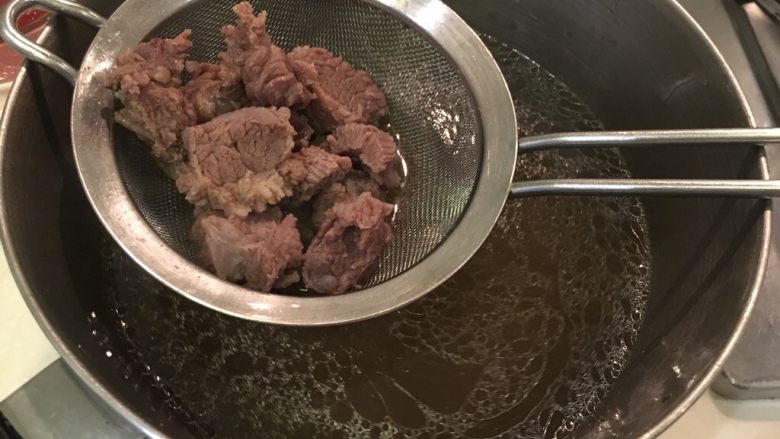 贵妃牛腩（高压锅版）,高压锅降压后，将汤汁跟牛肉块倒出分开