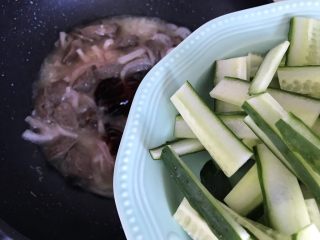 蚝油黄瓜洋葱炒牛肉丸子,加入黄瓜
