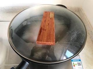 蚝油黄瓜洋葱炒牛肉丸子,盖上锅盖，转小火，煮5分钟