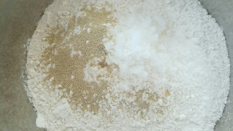 奶香南瓜花纹馒头,处理白色面团，5g白糖3g酵母放到300g面粉里拌匀