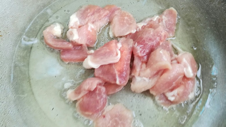 猪肉炖冬瓜,锅中加适量花生油烧八成热倒入猪肉，煸炒至肉变色