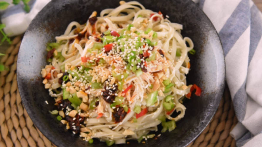 夏季四川最热卖的美食之一,家庭懒人做法——川味鸡丝凉面