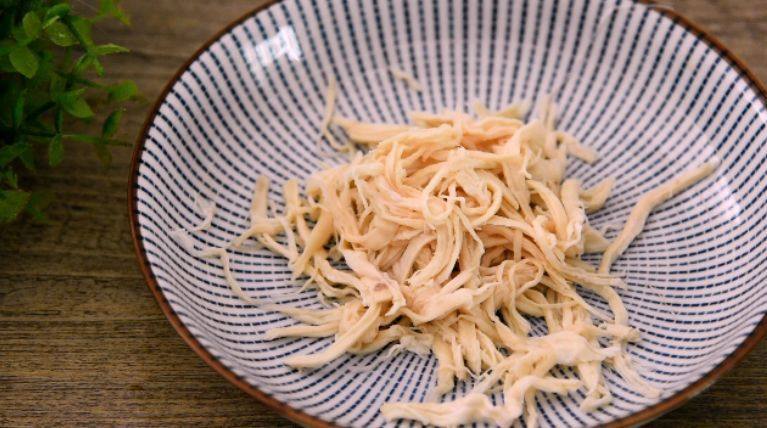 夏季四川最热卖的美食之一,家庭懒人做法——川味鸡丝凉面,煮熟撕成丝备用