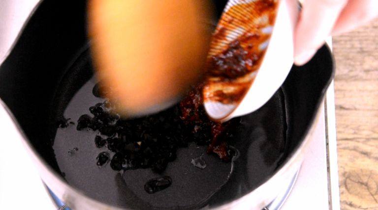 夏季四川最热卖的美食之一,家庭懒人做法——川味鸡丝凉面,油锅下入豆豉、豆瓣酱炒匀备用