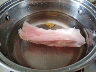 苦瓜回锅,猪肉洗净，放冷水锅中焯水，放四片姜片。
