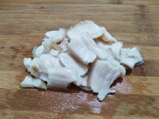 苦瓜回锅,猪肉煮熟后，晾凉切片。