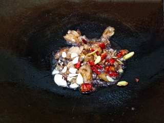 苦瓜回锅,放入大蒜，干辣椒，生姜和花椒。