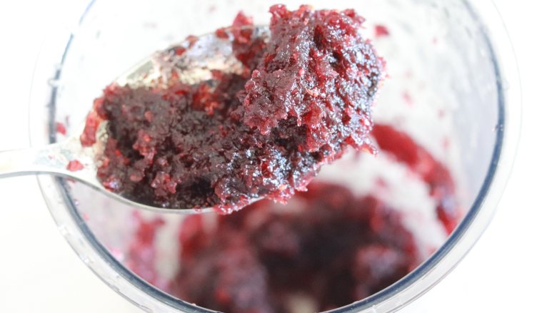 超越糯米糕的传统美味，只因加入了它，瞬变养生小吃,放入料理机，加入适量的糖，这个可以根据蔓越莓的酸甜度来判断是否加糖。用料理机把蔓越莓干打碎，成了比较浓厚的蔓越莓泥。也可以用刀剁碎，都可以。但是碎蔓越莓这步，不可以省略，否则口感受影响。