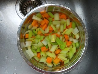 新文美食  凉拌素什锦,胡萝卜  西芹捞出来过冷水。