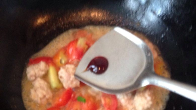 番茄烩肉丸,十分钟后肉丸熟透，加入蚝油