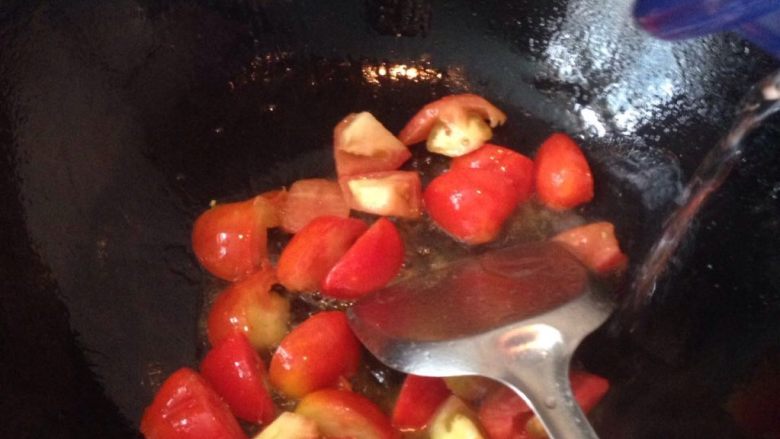 番茄烩肉丸,然后倒入适量水