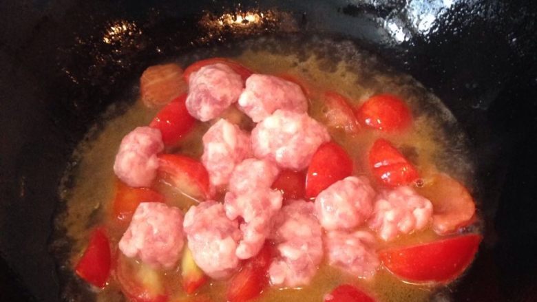 番茄烩肉丸,放入肉丸煮十分钟