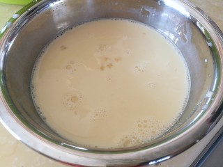 秋季滋养，牛奶酒酿炖蛋
(附自制酒酿法),加入牛奶打散