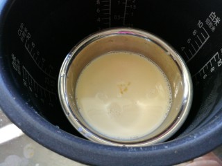 秋季滋养，牛奶酒酿炖蛋
(附自制酒酿法),放入电放锅中