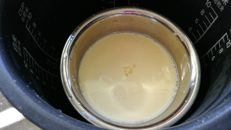 秋季滋养，牛奶酒酿炖蛋
(附自制酒酿法),放入电放锅中