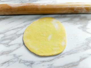 #营养美食#南瓜荷叶夹,取一块松弛好的面团，用擀面杖擀圆饼。