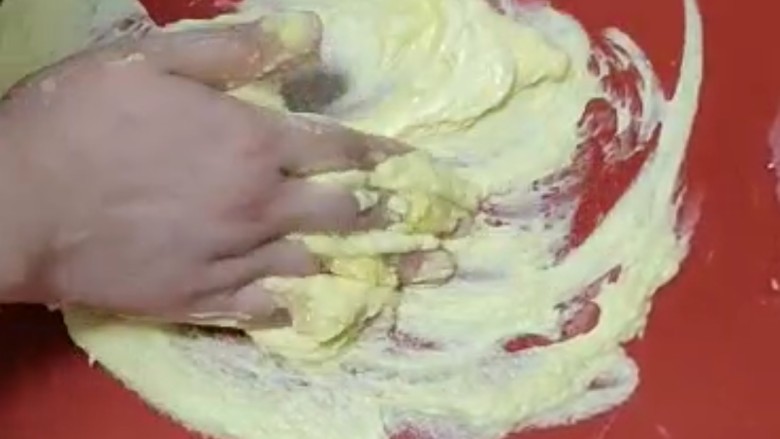 黄油版迷你杏仁酥,直到蛋液完全融合，表面光泽消失。