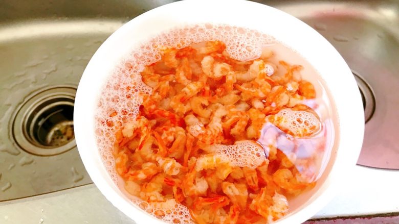 虾仁菜脯,虾米用清水泡10分钟，洗净沥干水备着。